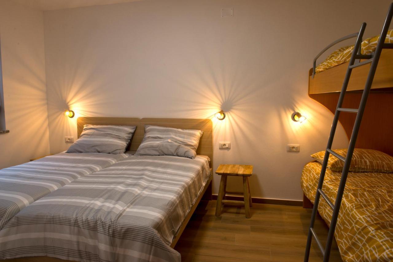 Apartmaji Tanto Malovse Crnice Bagian luar foto