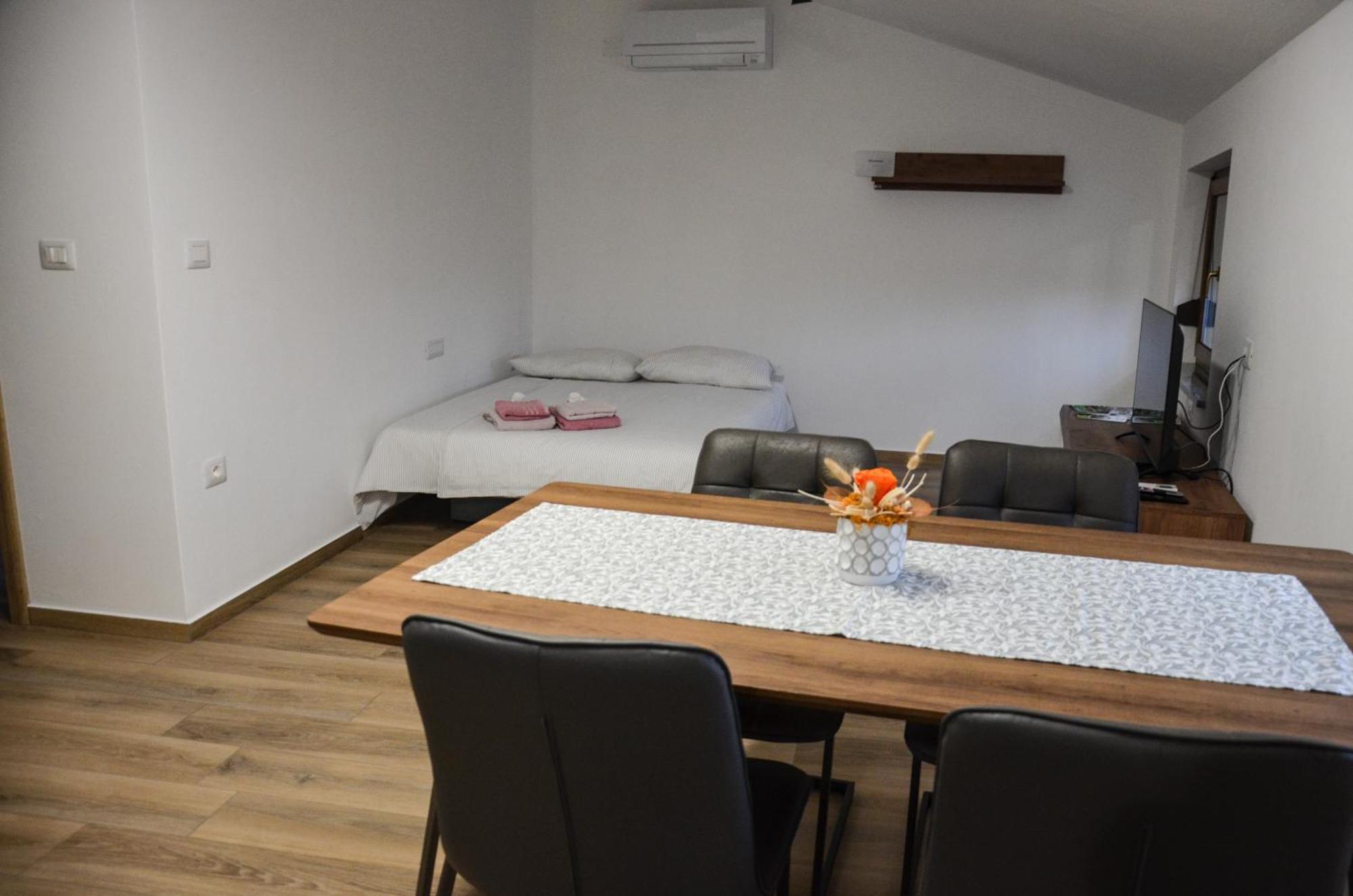 Apartmaji Tanto Malovse Crnice Bagian luar foto